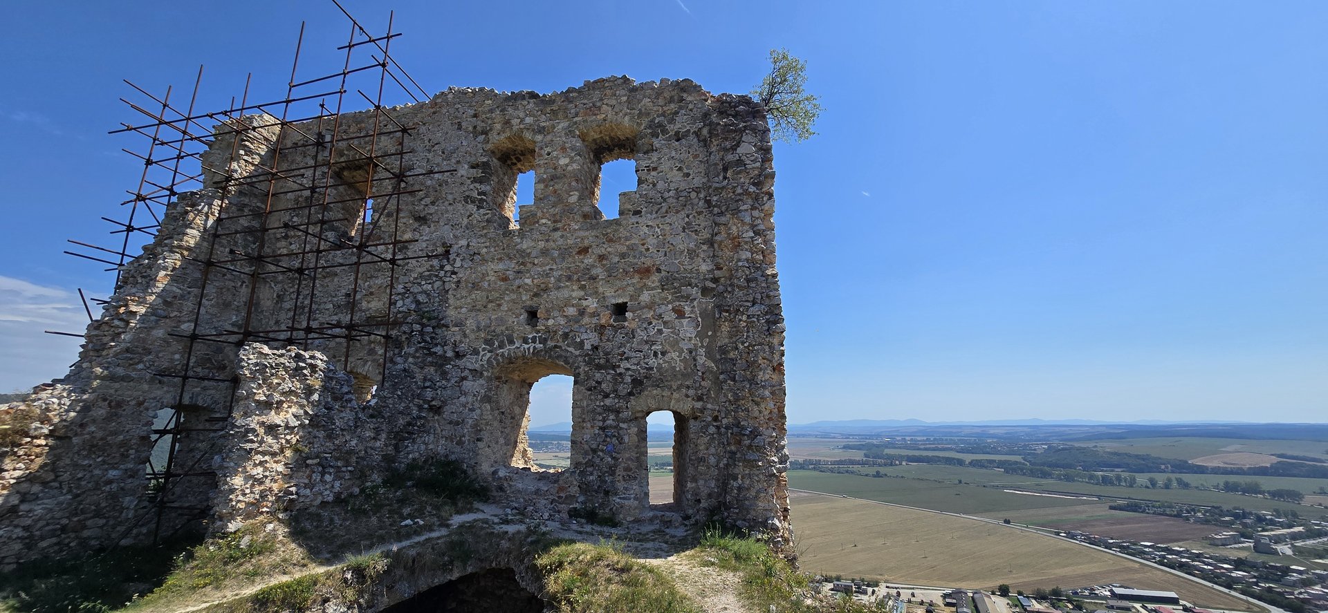 Výhľad zo zrúcaniny Turnianskeho hradu.